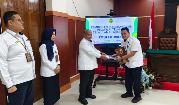 penyerahan pegawai teladan